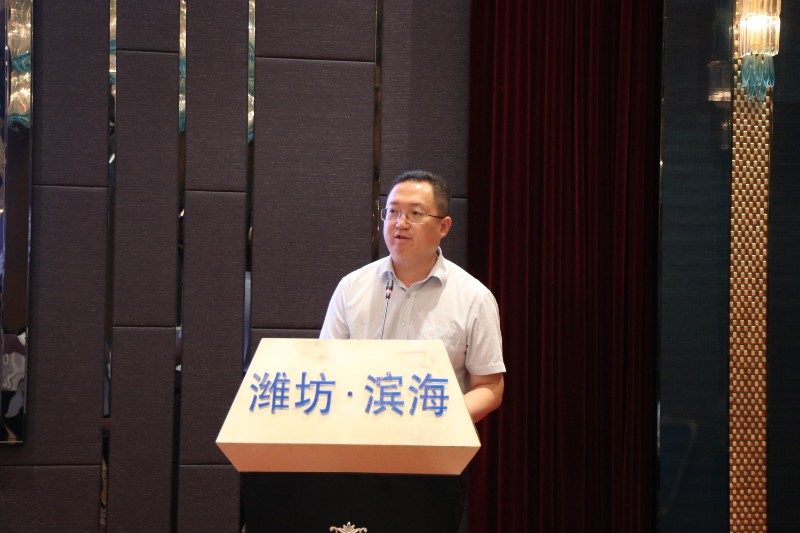 党支部书记葛立军主持会议.JPG
